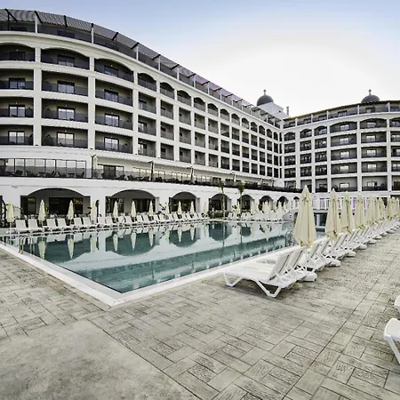 מלון Moon Palace
